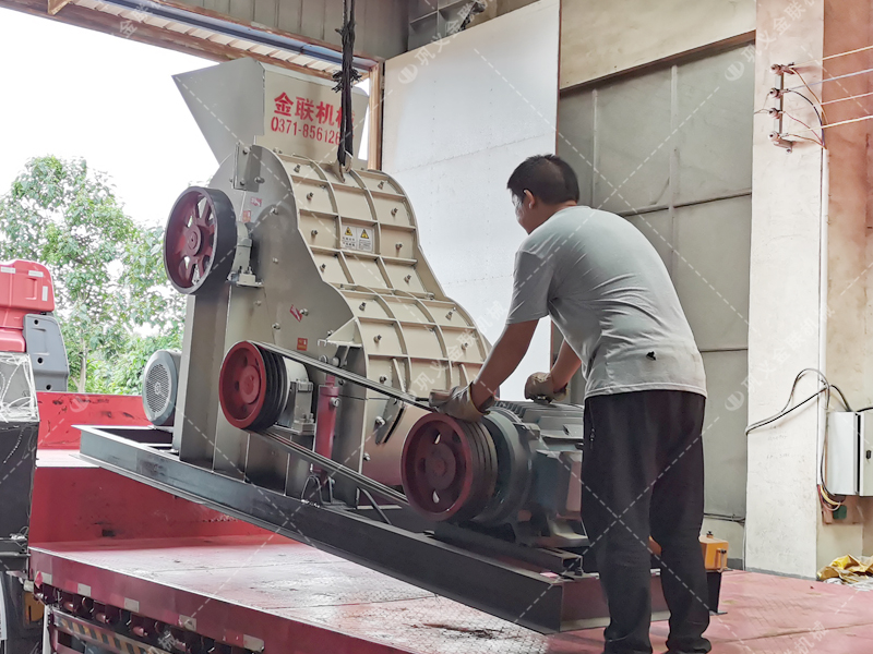 800x800中型雙級(jí)粉碎機(jī)設(shè)備發(fā)貨圖片